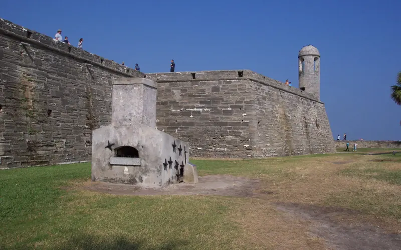 Furnace for heating cannon balls
