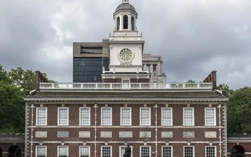 Color photo of Independence Hall as seen from the north side of Chestnut Street.