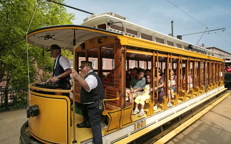 Streetcar guided through Lowell by motormen with lots of passengers