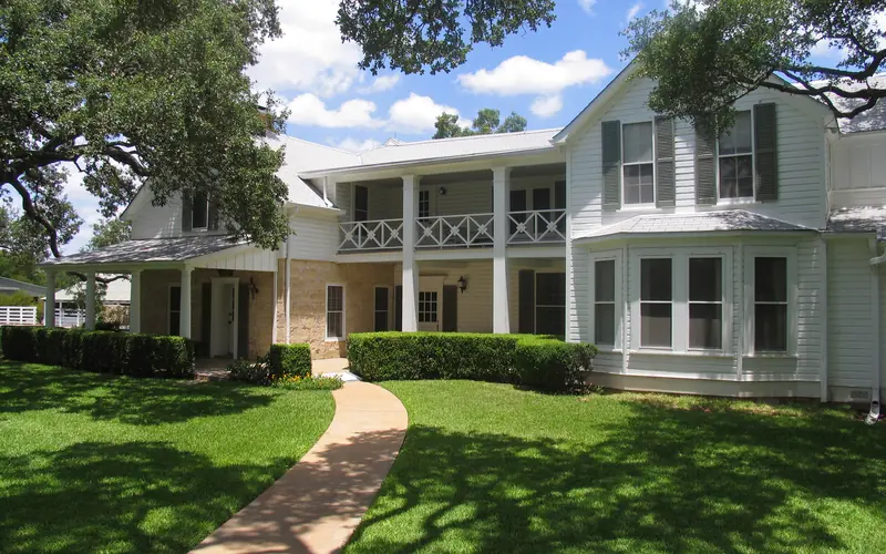 View of Texas White House from front lawn.