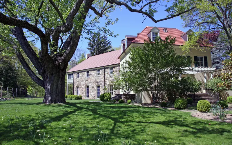 The Cross Estate mansion in the springtime